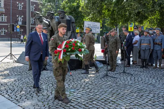 Uroczystość składania wieńca przez żołnierzy i przedstawicieli władz.