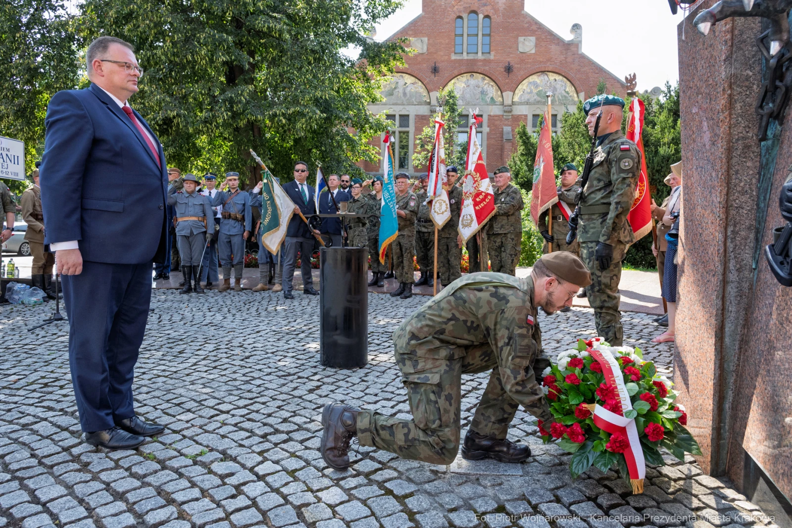 Uroczystość składania wieńca w hołdzie, obecność wojskowych i przedstawicieli władz.  Autor: Piotr Wojnarowski