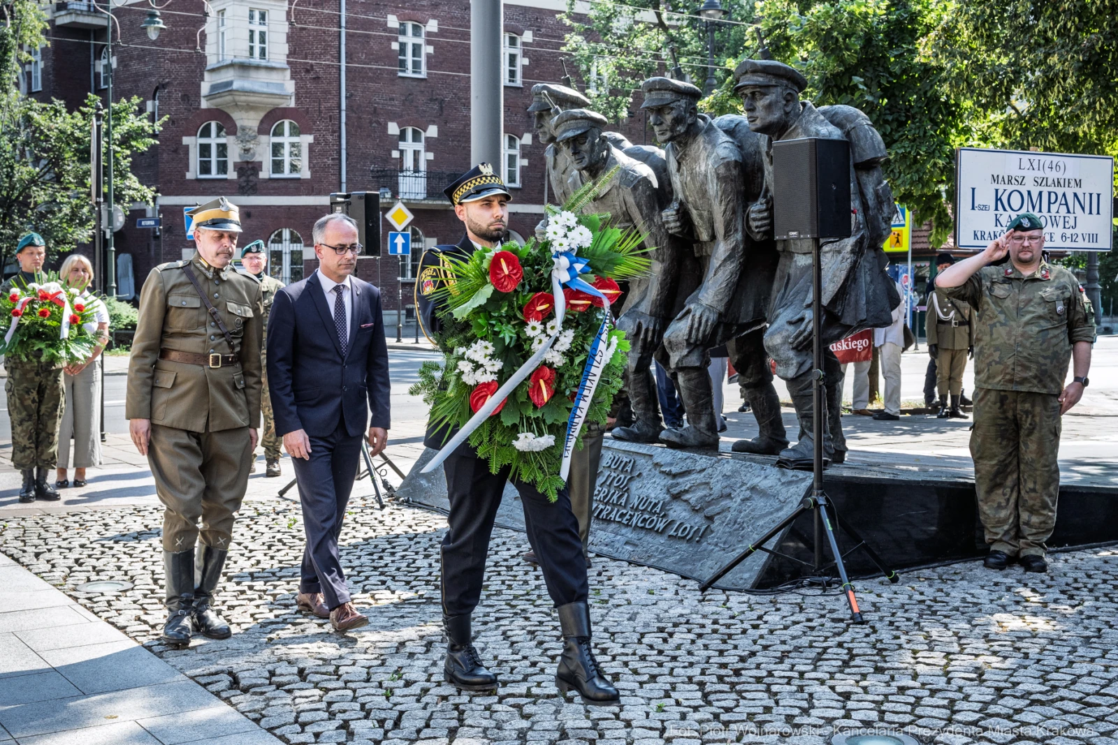 Uroczystość złożenia wieńców przy pomniku żołnierzy, obecni przedstawiciele wojska i władz.  Autor: Piotr Wojnarowski