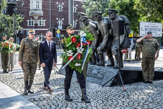 Uroczystość złożenia wieńców przy pomniku żołnierzy, obecni przedstawiciele wojska i władz.