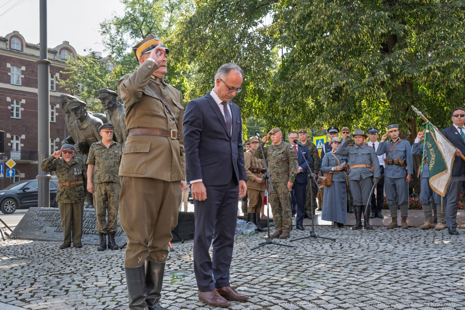 Uroczystość z udziałem żołnierzy i oficjeli, oddanie hołdu przy pomniku.  Autor: Piotr Wojnarowski