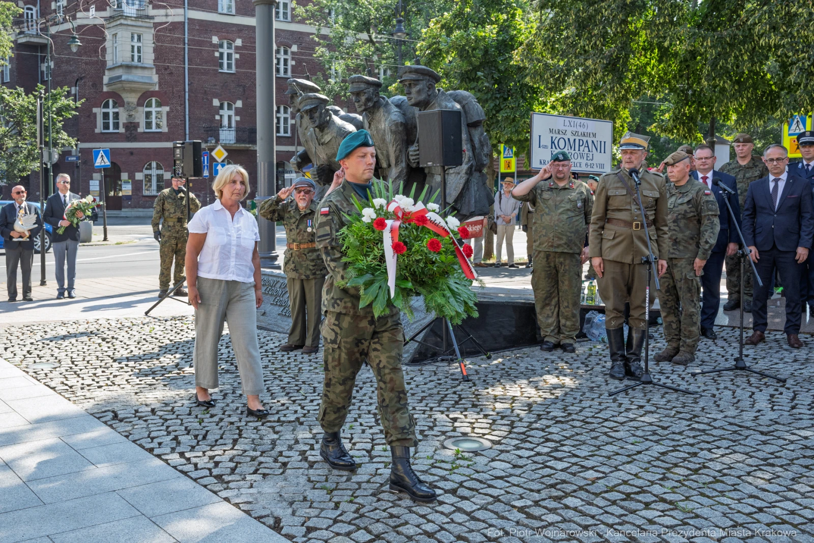 Żołnierz składa wieniec w hołdzie, obok grupy osób i pomnika.  Autor: Piotr Wojnarowski