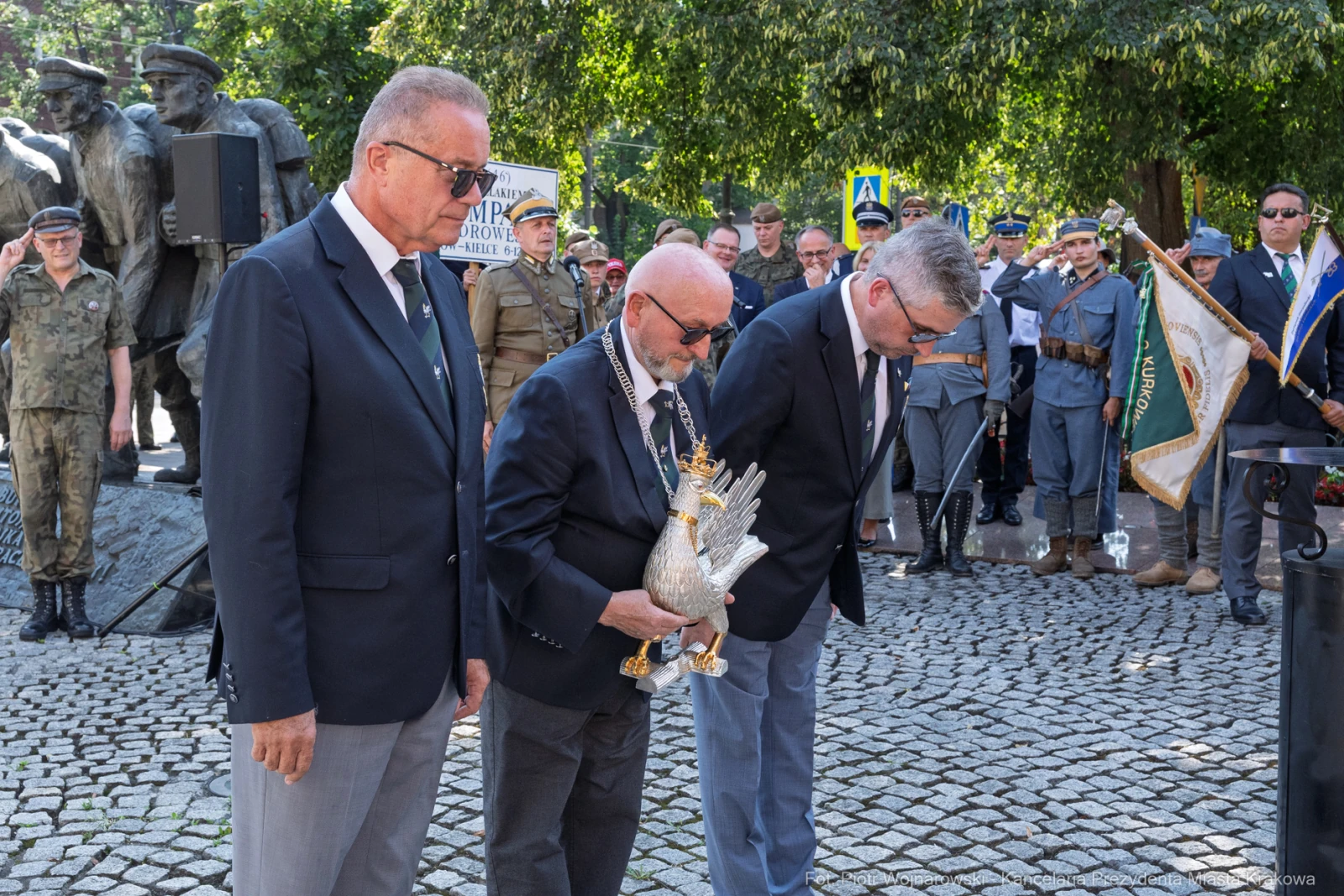 Uroczystość złożenia hołdu z symbolem orła w otoczeniu żołnierzy i uczestników wydarzenia.  Autor: Piotr Wojnarowski