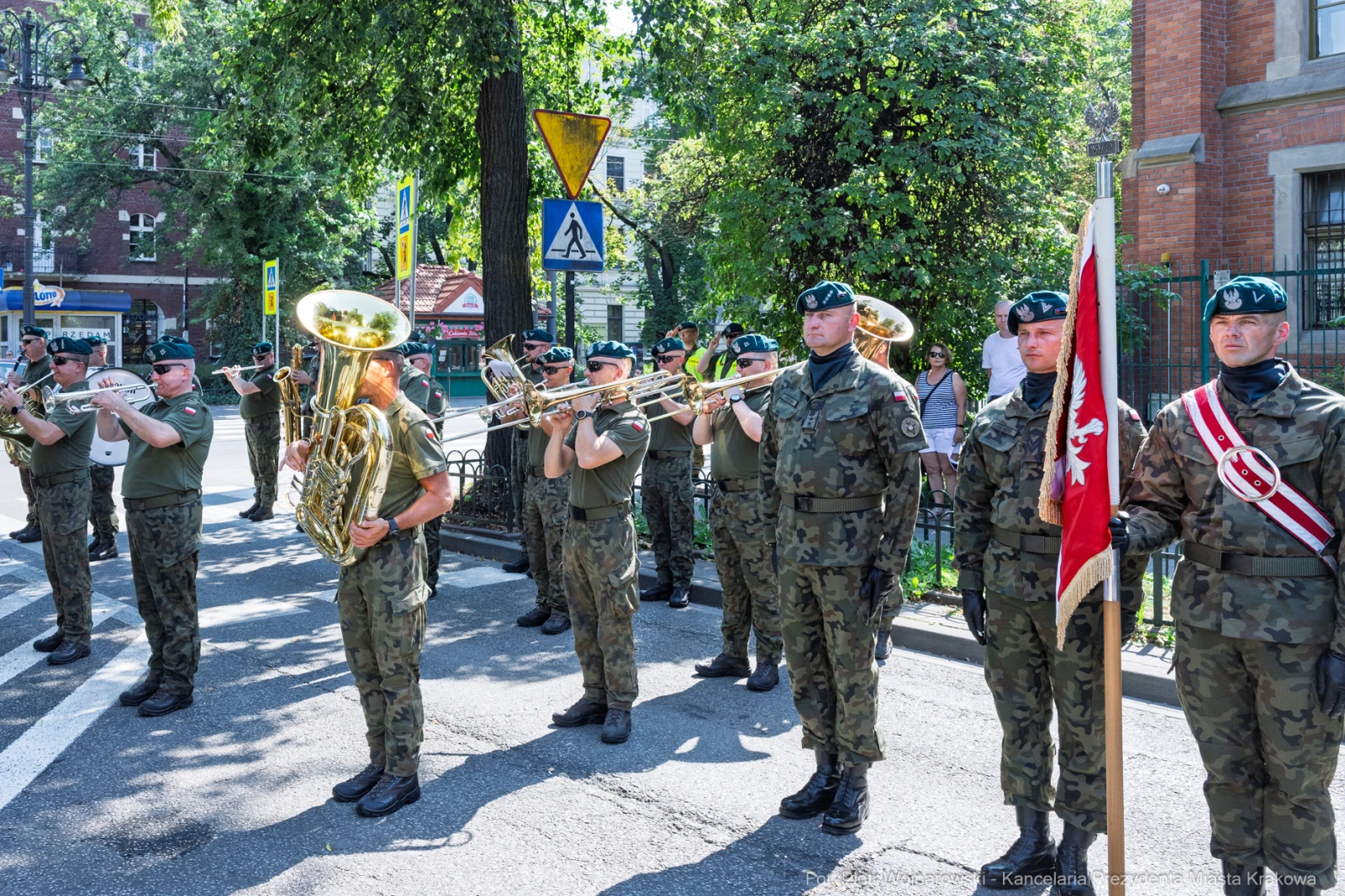 Orkiestra wojskowa w mundurach, grająca na ulicy podczas uroczystości.  Autor: Piotr Wojnarowski