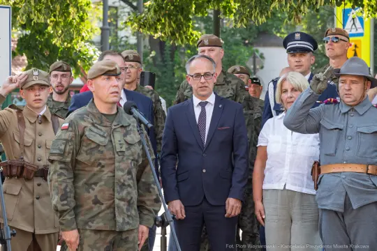 Uroczystość z udziałem żołnierzy i przedstawicieli władz lokalnych.