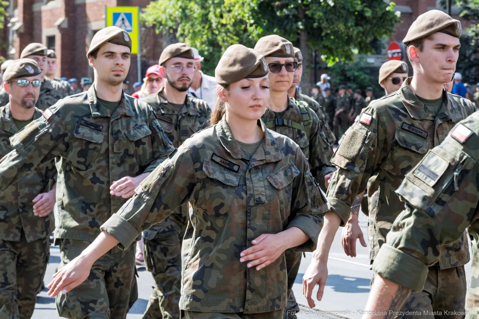 Żołnierze w mundurach wojskowych podczas parady.  Autor: Piotr Wojnarowski