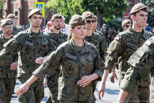 Żołnierze w mundurach wojskowych podczas parady.