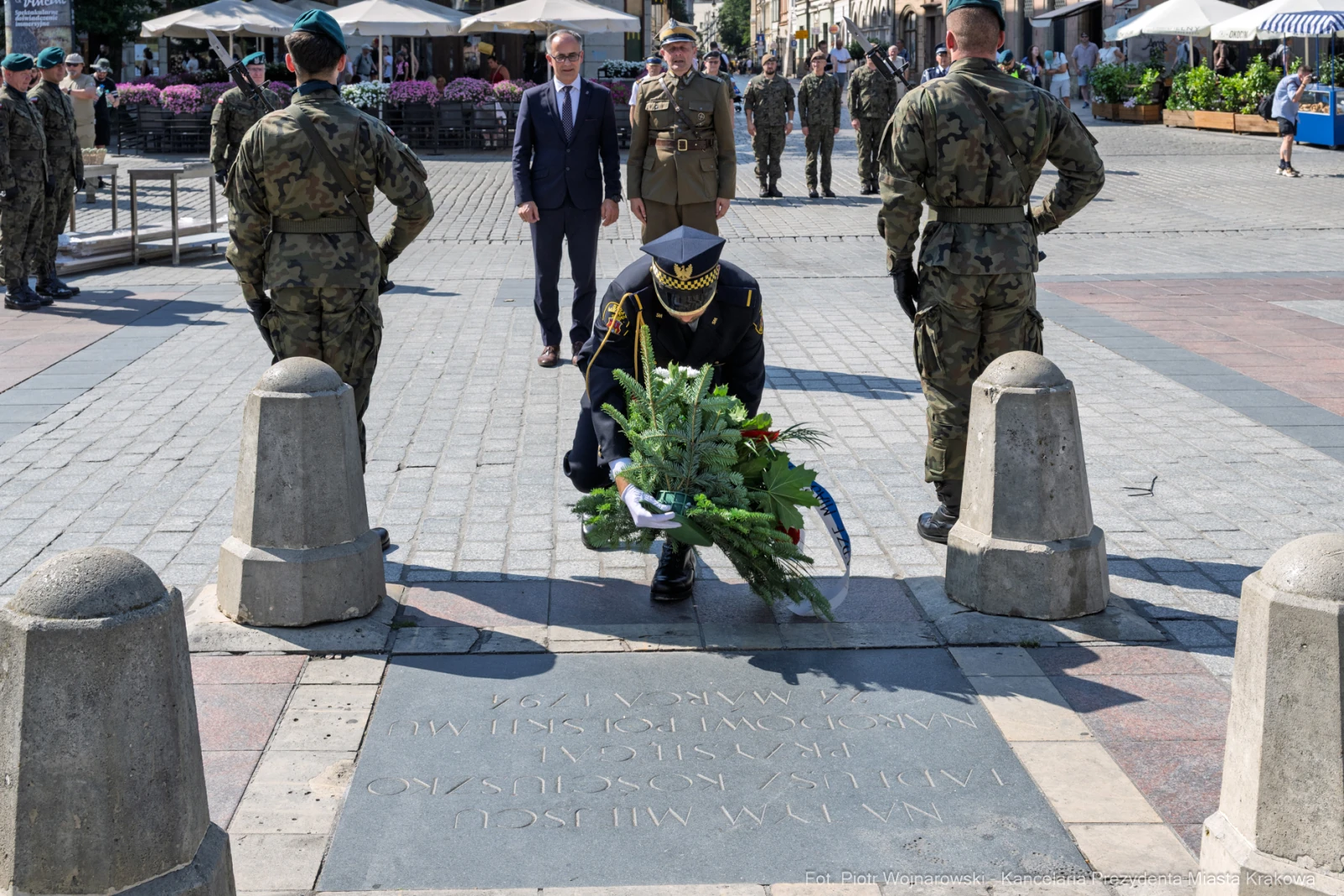 Żołnierz składa wieniec na pamiątkowej tablicy podczas ceremonii wojskowej.  Autor: Piotr Wojnarowski