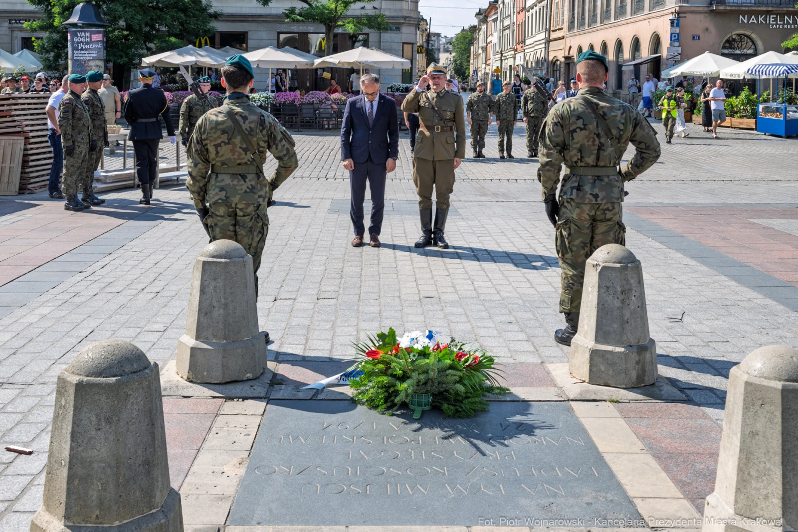 Ceremonia wojskowa złożenia wieńca na placu, żołnierze w mundurach, obecność oficjeli.  Autor: Piotr Wojnarowski