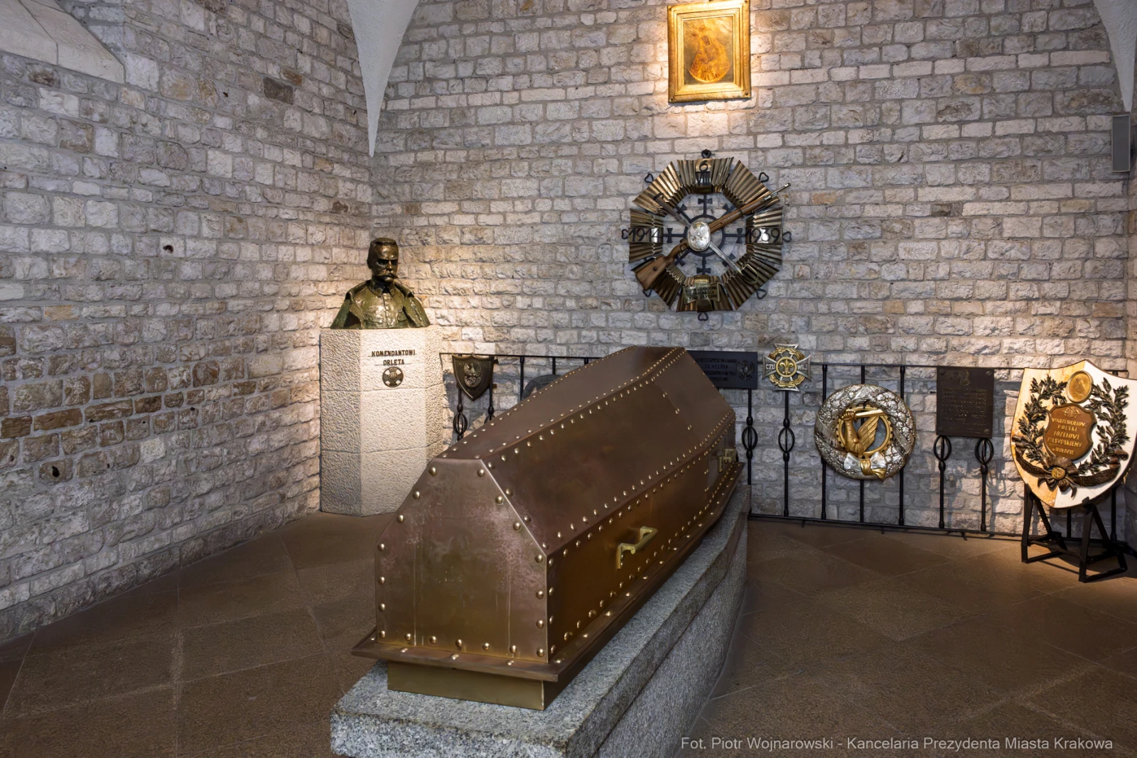 Mauzoleum z trumną i popiersiem w historycznym wnętrzu.  Autor: Piotr Wojnarowski