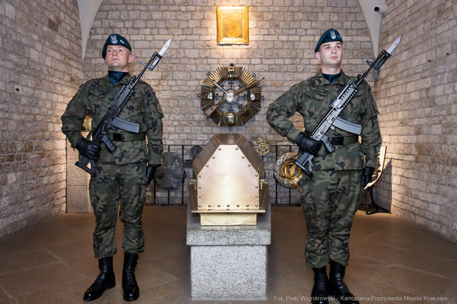 Dwaj żołnierze w mundurach wojskowych z bronią w ręku, stojący na straży w historycznym wnętrzu.  Autor: Piotr Wojnarowski