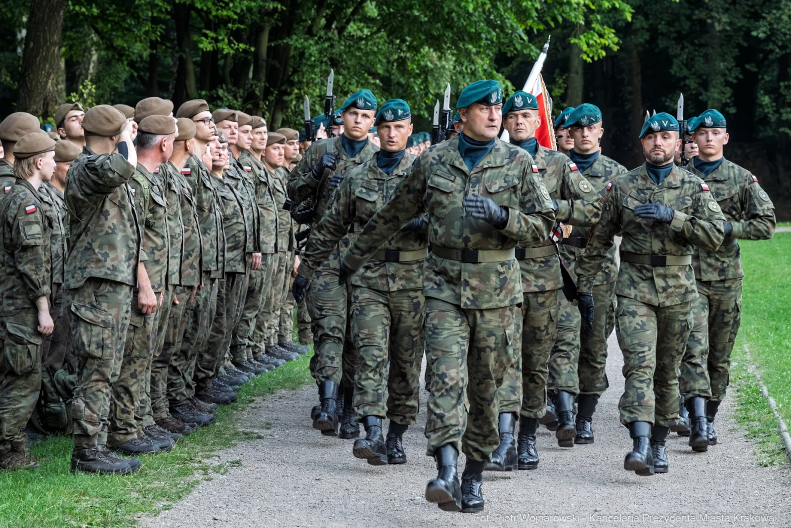 Żołnierze w mundurach wojskowych podczas defilady.  Autor: Piotr Wojnarowski