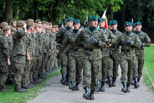 Żołnierze w mundurach wojskowych podczas defilady.