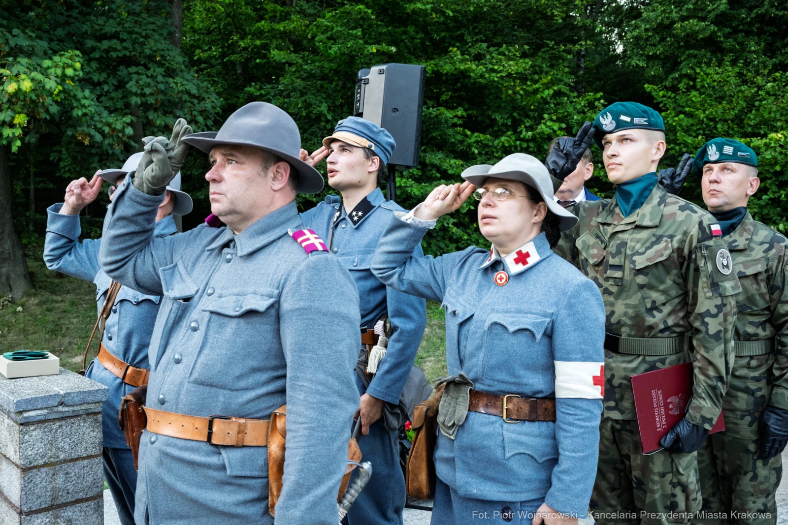 Żołnierze w mundurach historycznych składają honory podczas ceremonii.  Autor: Piotr Wojnarowski