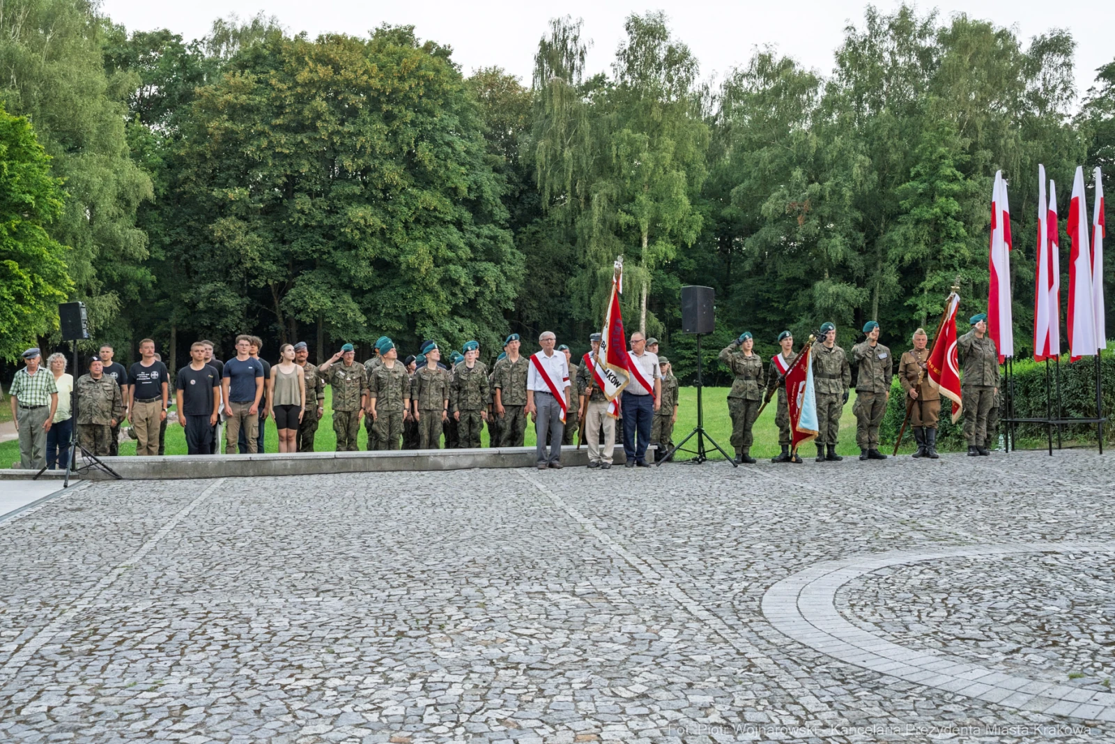Uroczystość wojskowa z udziałem żołnierzy i flag w tle.  Autor: Piotr Wojnarowski