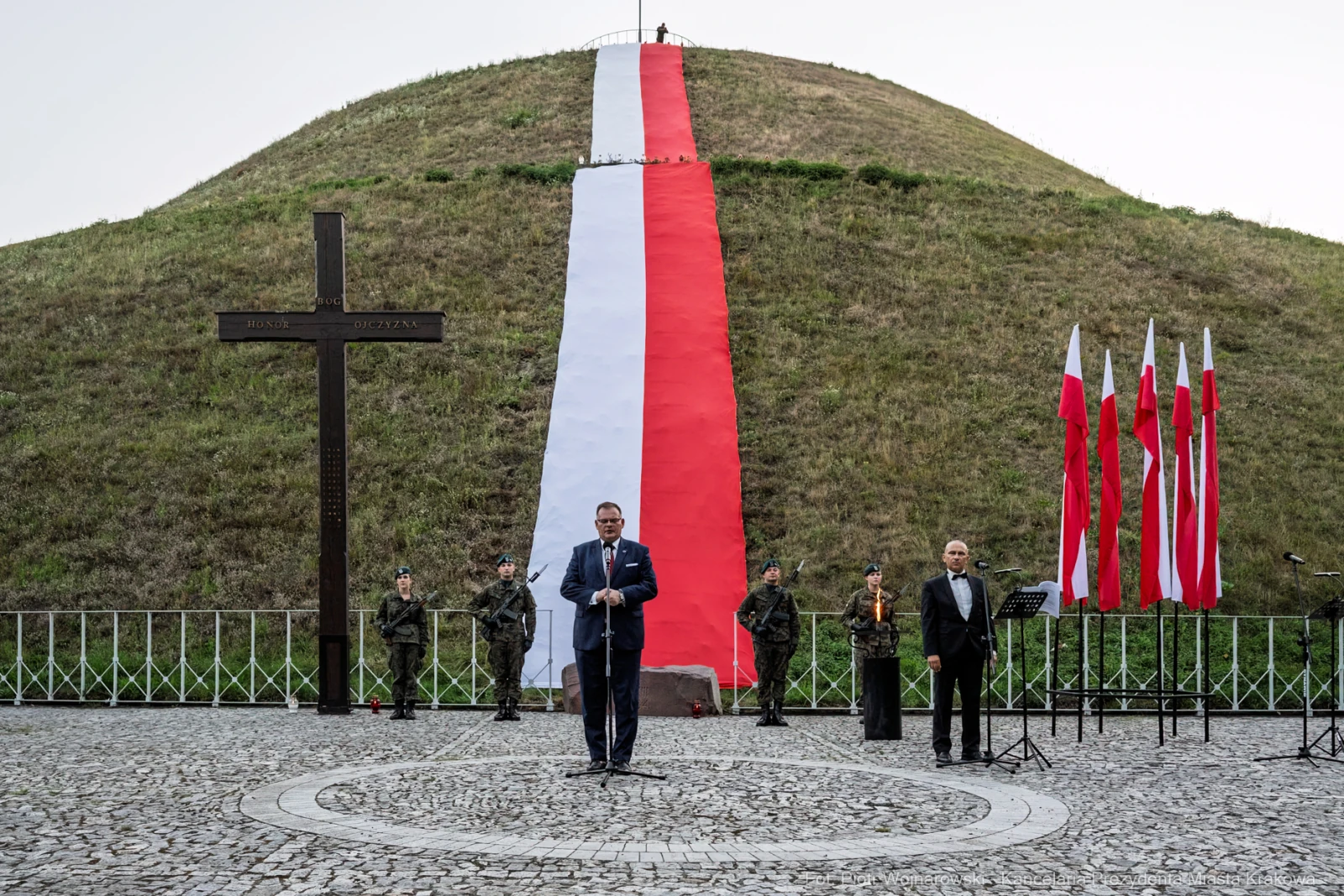 Uroczystość z flagą Polski na wzgórzu, przemówienie i obecność żołnierzy.  Autor: Piotr Wojnarowski