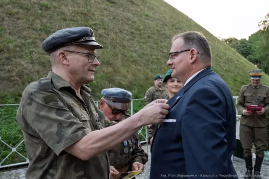 Ceremonia wręczenia odznaczenia wojskowego.