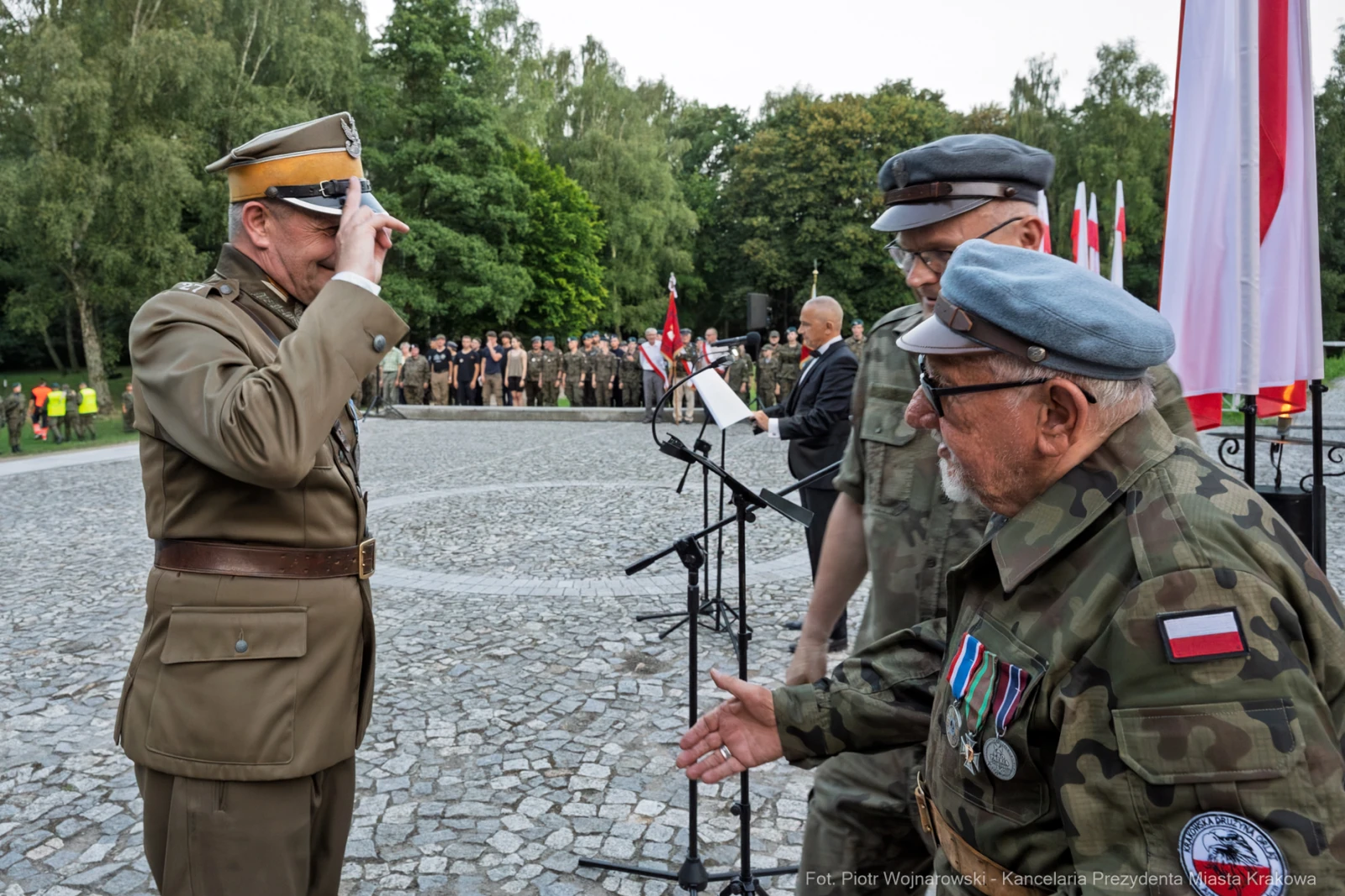 Ceremonia wojskowa z żołnierzami i weteranami, flagi Polski w tle.  Autor: Piotr Wojnarowski