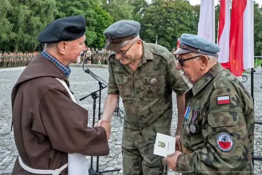 Uroczystość wręczenia odznaczeń wojskowych z udziałem żołnierzy i duchownego.