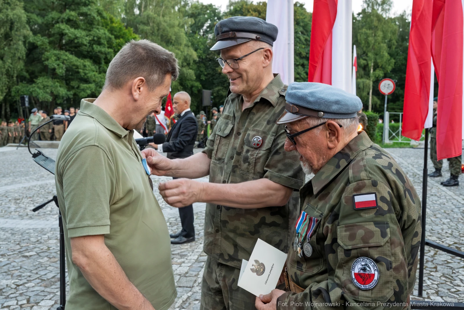 Wręczenie odznaczenia weteranowi przez dwóch mężczyzn w mundurach wojskowych.  Autor: Piotr Wojnarowski
