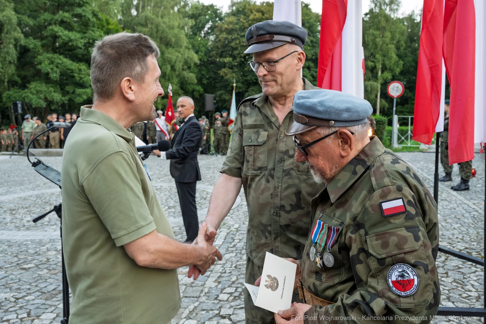 Uroczystość wręczenia odznaczeń w obecności żołnierzy i flag narodowych.  Autor: Piotr Wojnarowski