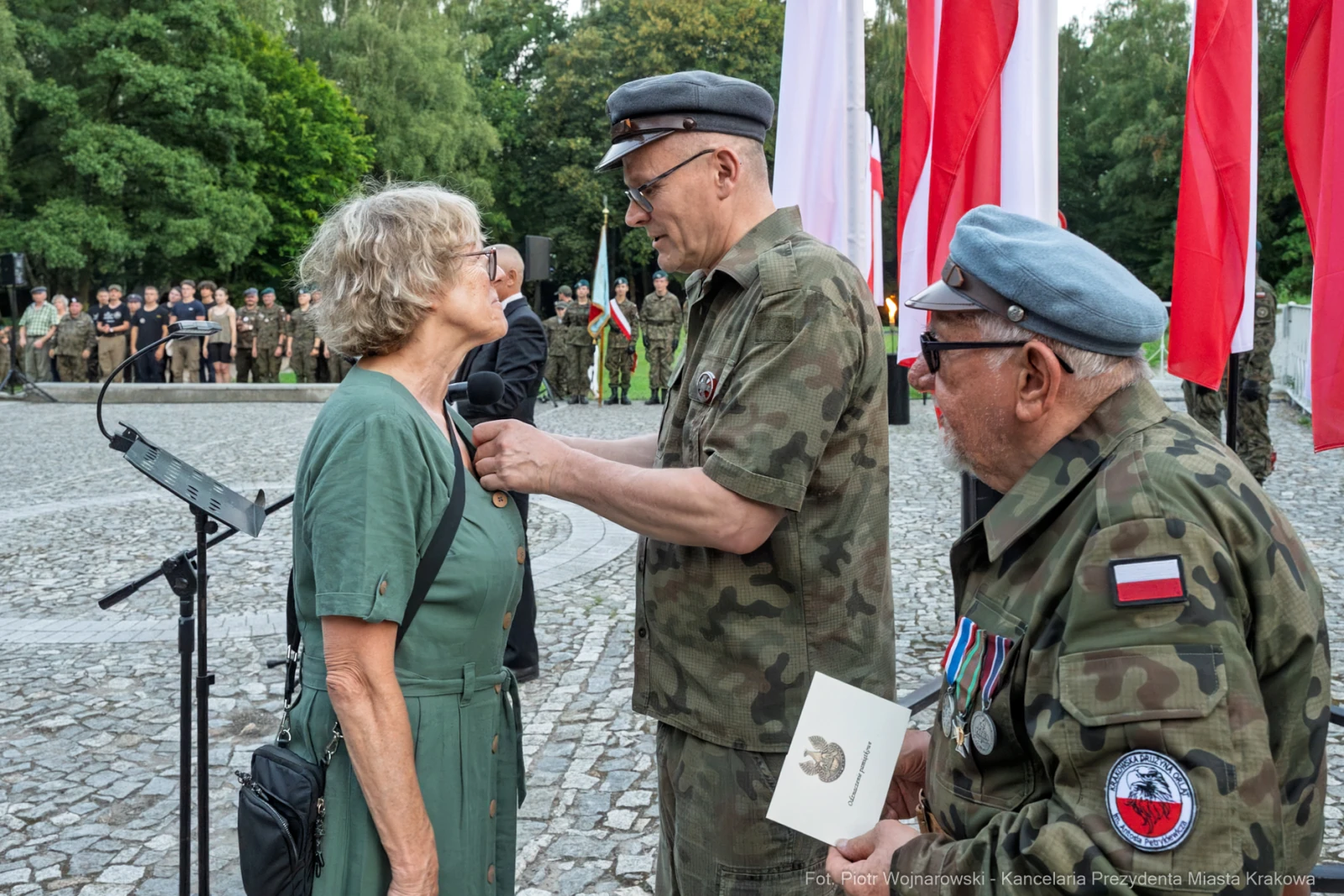Uroczystość wręczenia odznaczeń w obecności żołnierzy i flag narodowych.  Autor: Piotr Wojnarowski