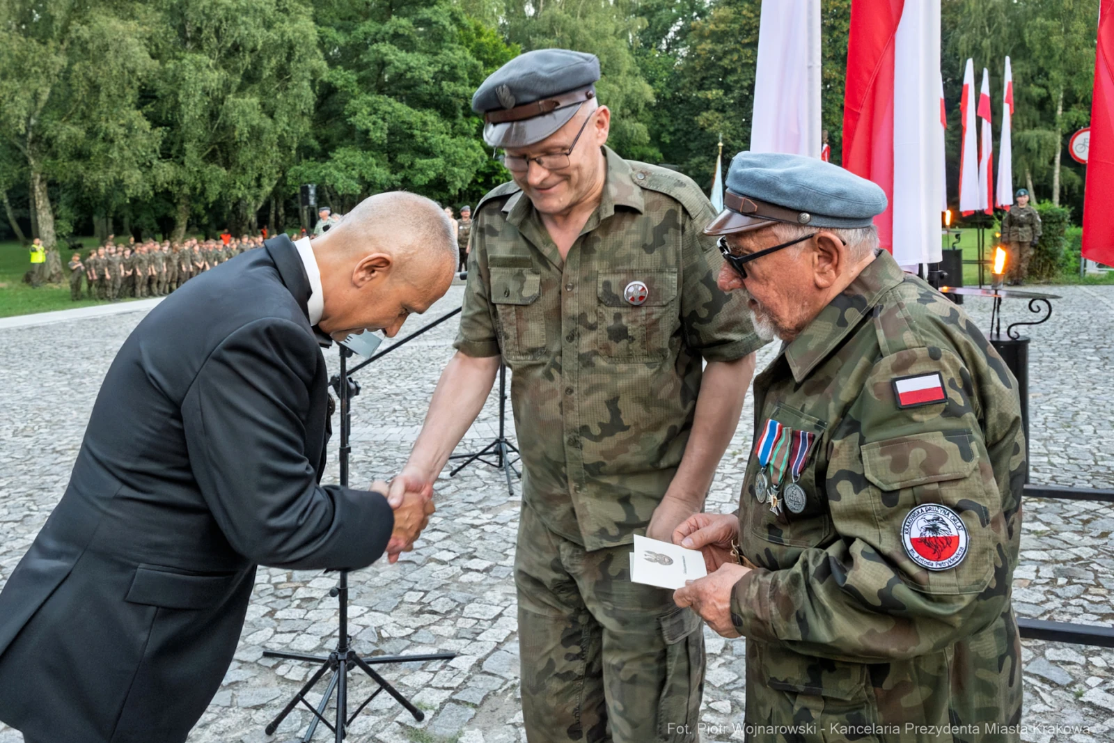 Ceremonia wręczenia odznaczeń wojskowych z udziałem żołnierzy i cywilów.  Autor: Piotr Wojnarowski