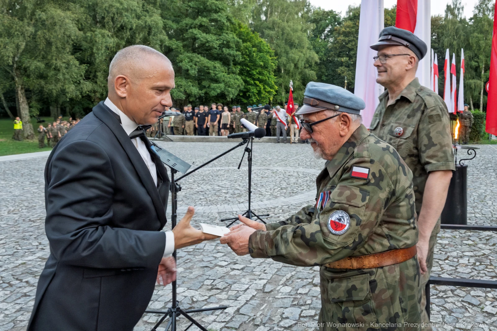 Uroczystość wręczenia odznaczeń wojskowych w plenerze.  Autor: Piotr Wojnarowski
