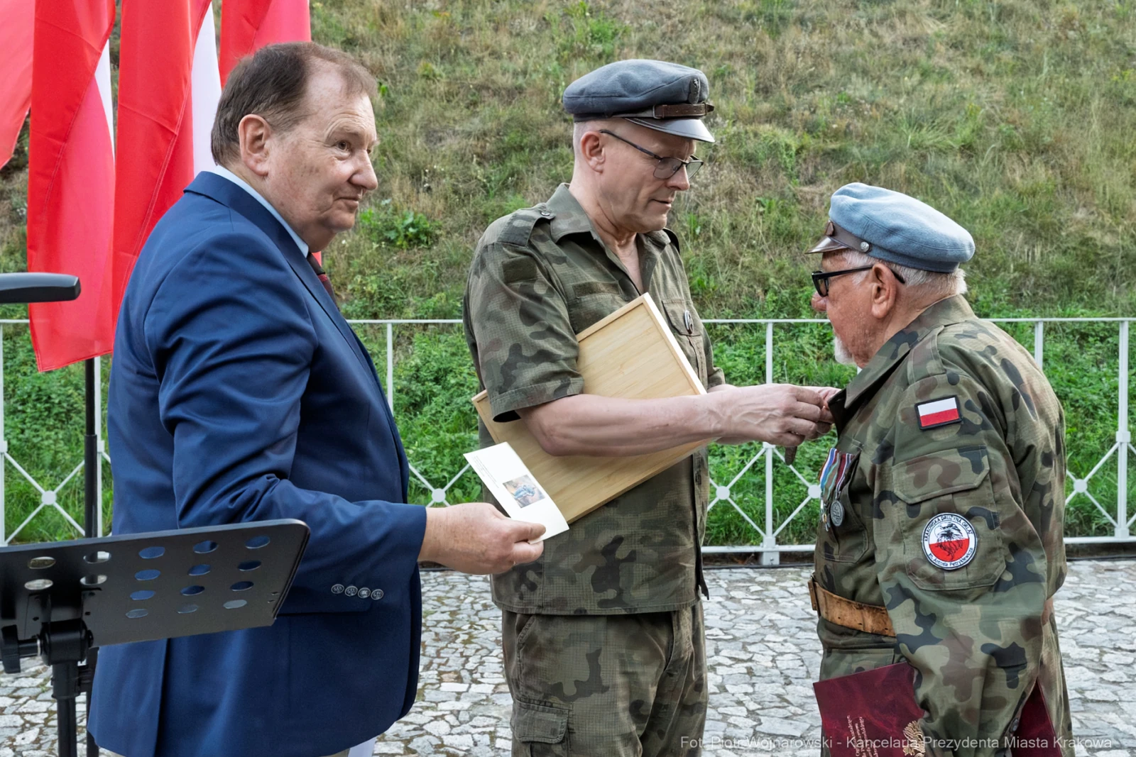Wręczenie odznaczenia weteranowi przez dwóch mężczyzn w mundurach wojskowych.  Autor: Piotr Wojnarowski