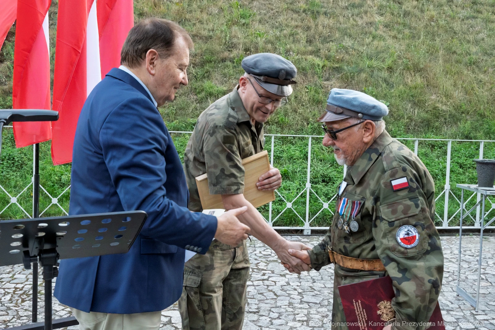 Uroczystość wręczenia odznaczeń w towarzystwie żołnierzy i flag narodowych.  Autor: Piotr Wojnarowski