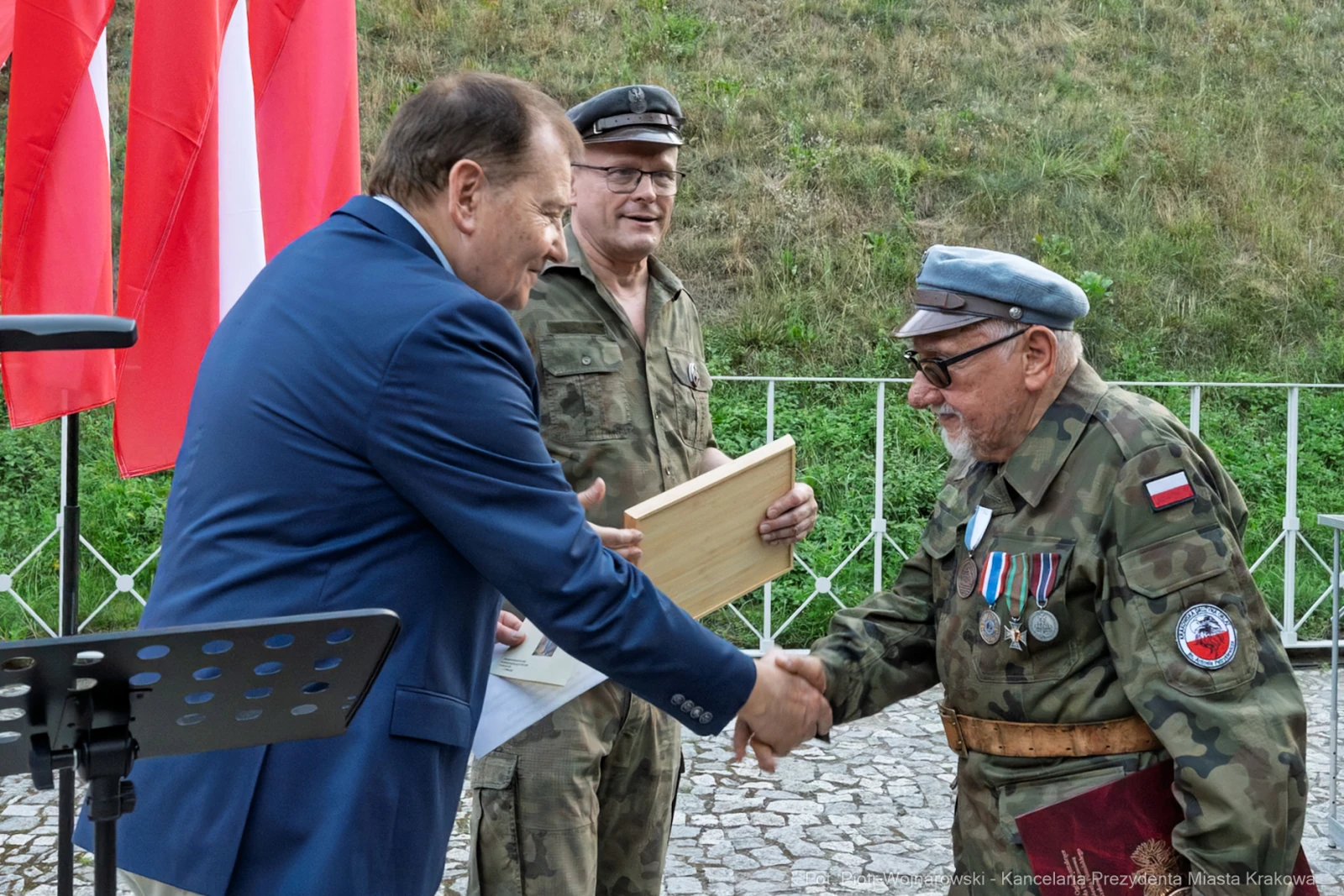 Uroczystość wręczenia odznaczeń w obecności flag i żołnierzy.  Autor: Piotr Wojnarowski