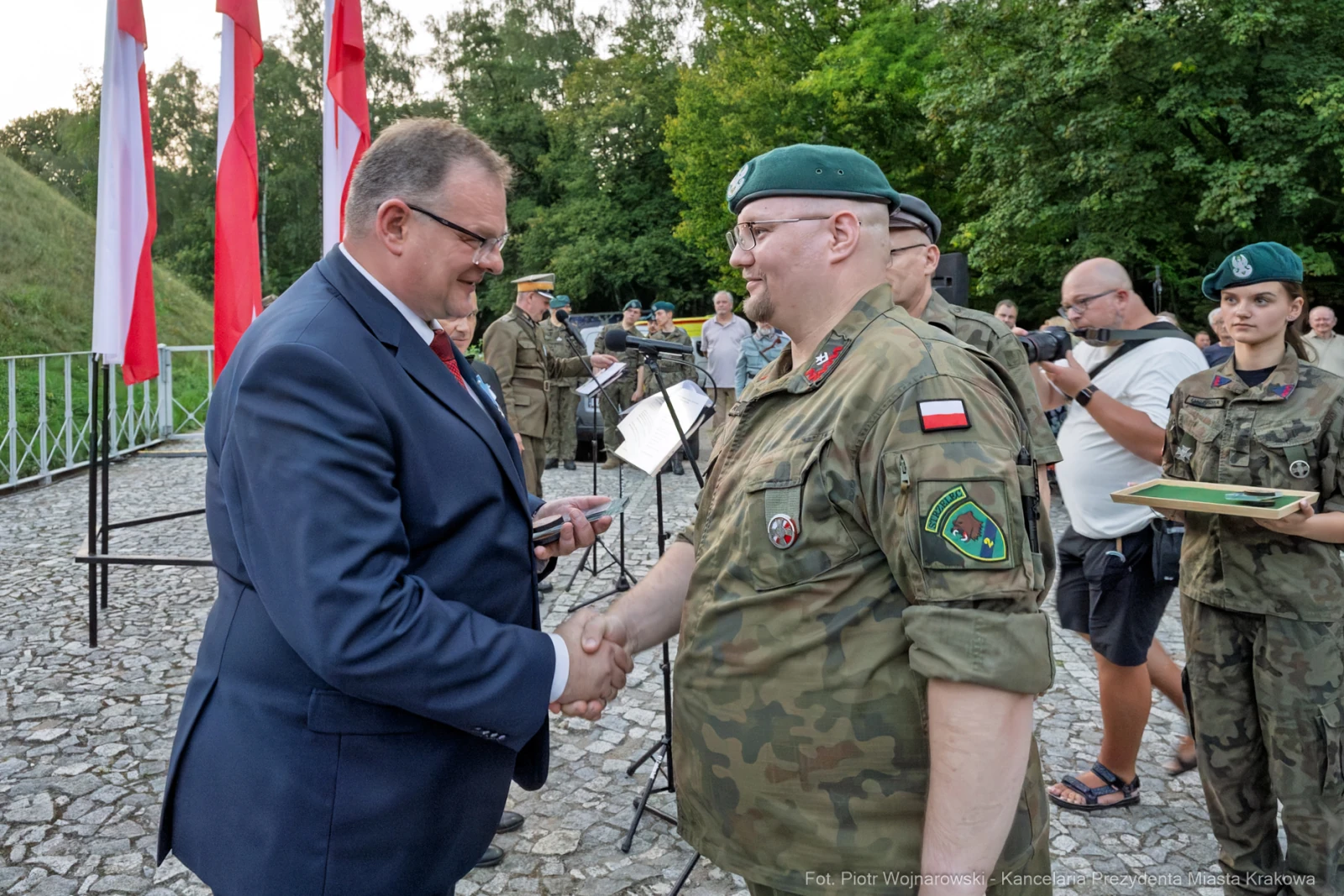 Uroczystość wręczenia odznaczeń wojskowych, żołnierze w mundurach, flagi Polski.  Autor: Piotr Wojnarowski