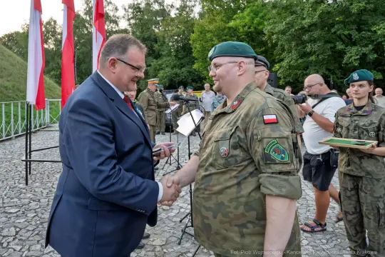 Uroczystość wręczenia odznaczeń wojskowych, żołnierze w mundurach, flagi Polski.