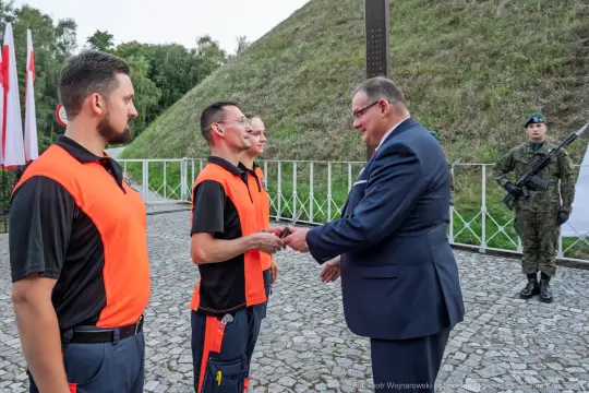 Wręczenie nagród ratownikom medycznym podczas uroczystości.