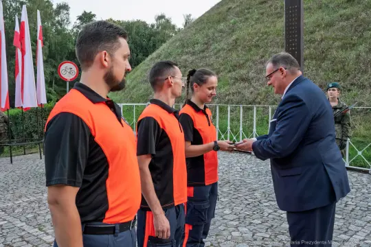 Wręczenie nagród przez przedstawiciela władz grupie ratowników.