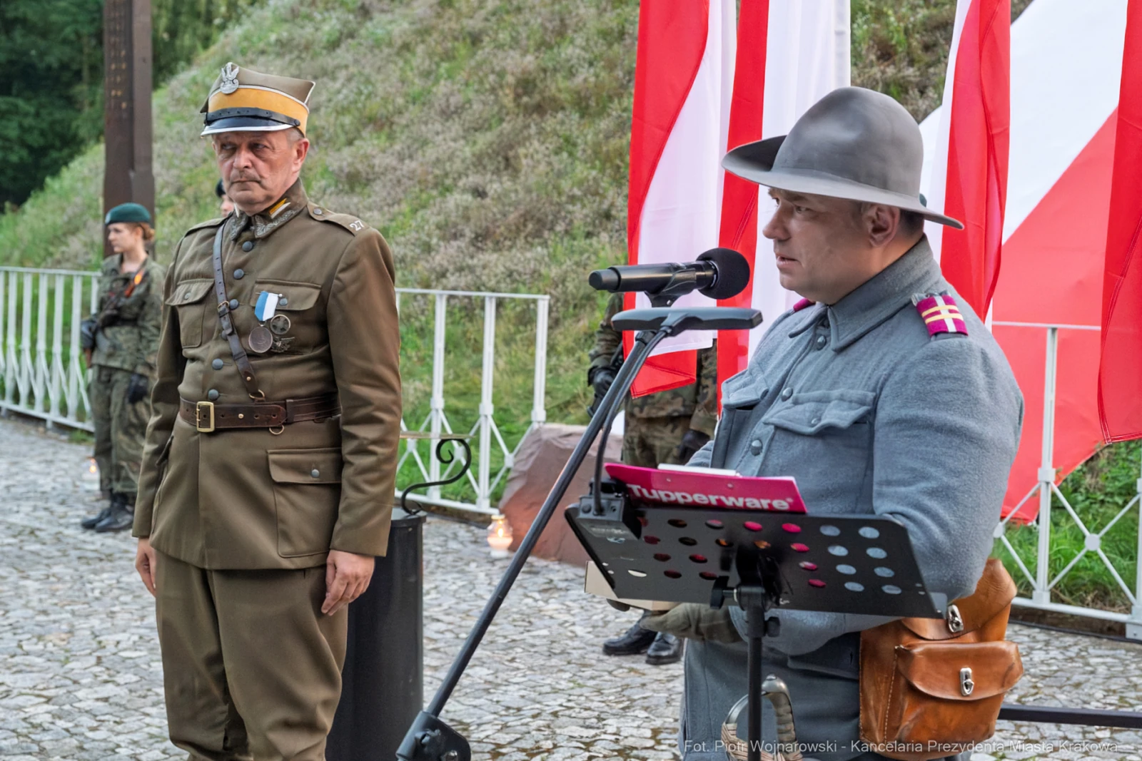 Mężczyźni w mundurach wojskowych podczas uroczystości z flagami.  Autor: Piotr Wojnarowski