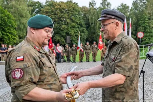 Wręczenie ceremonialnego miecza wojskowego podczas uroczystości.