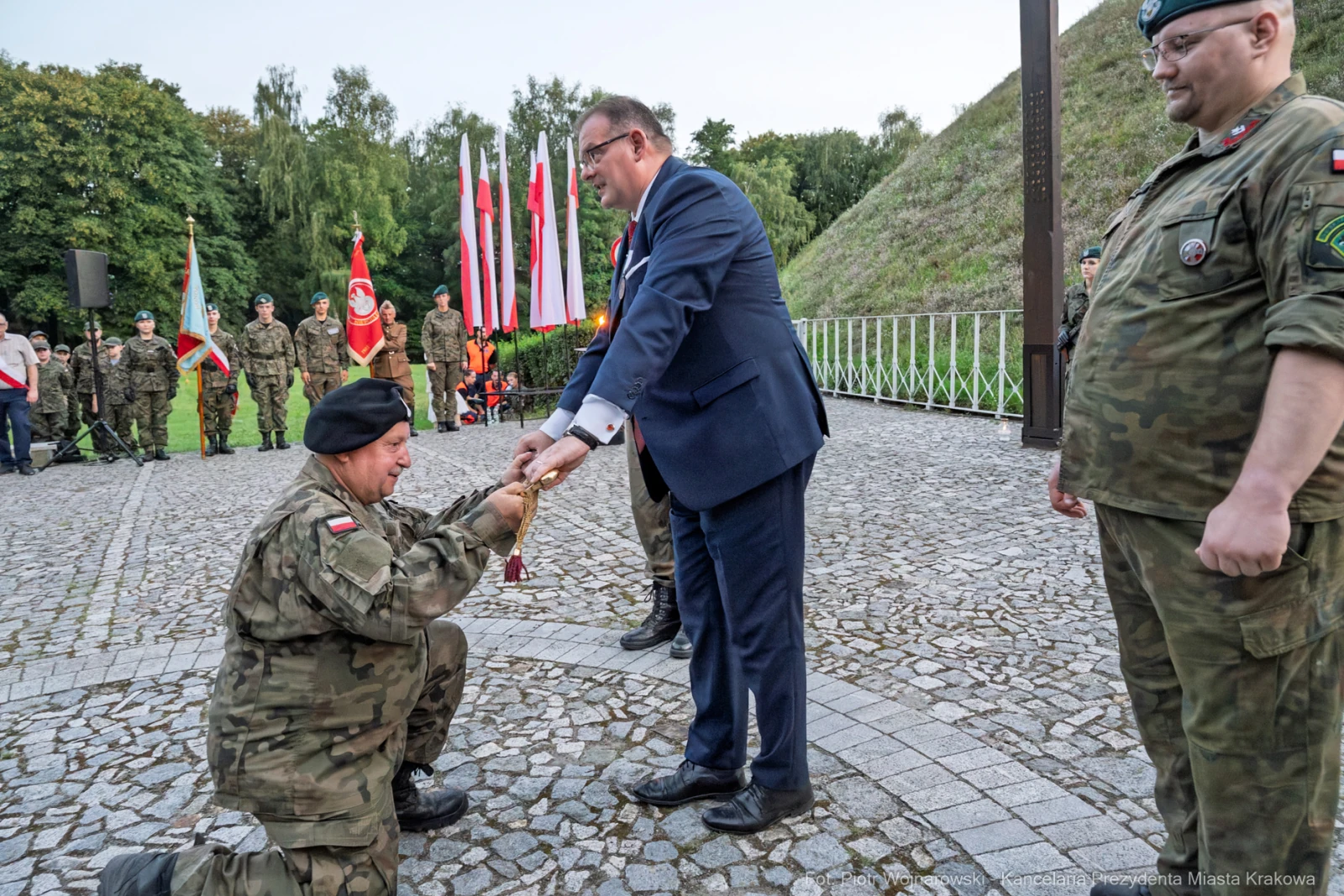 Ceremonia wręczenia odznaczeń wojskowych w obecności żołnierzy i flag narodowych.  Autor: Piotr Wojnarowski