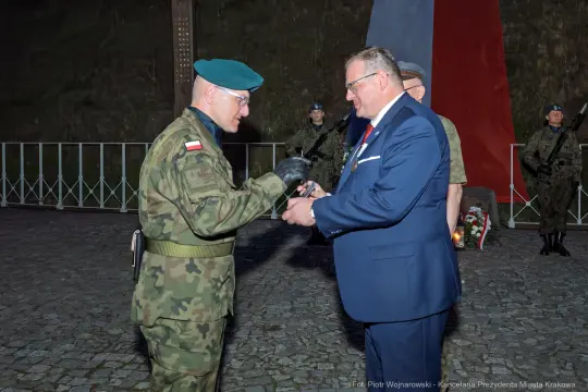 Wręczenie odznaczenia wojskowego przez oficera w mundurze i przedstawiciela władz.