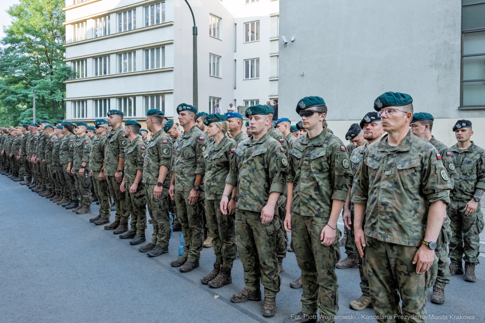 Żołnierze w mundurach stoją w szeregu podczas ceremonii wojskowej.  Autor: Piotr Wojnarowski