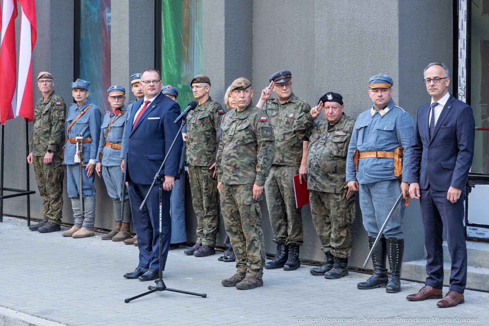 Uroczystość z udziałem żołnierzy w mundurach historycznych i współczesnych.  Autor: Piotr Wojnarowski