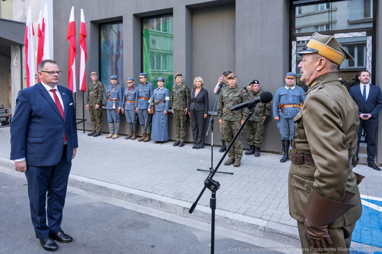 Uroczystość z udziałem żołnierzy i przedstawicieli władz, flagi Polski w tle.  Autor: Piotr Wojnarowski