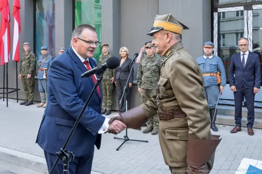 Uroczystość wręczenia odznaczeń wojskowych z udziałem przedstawicieli wojska i władz.