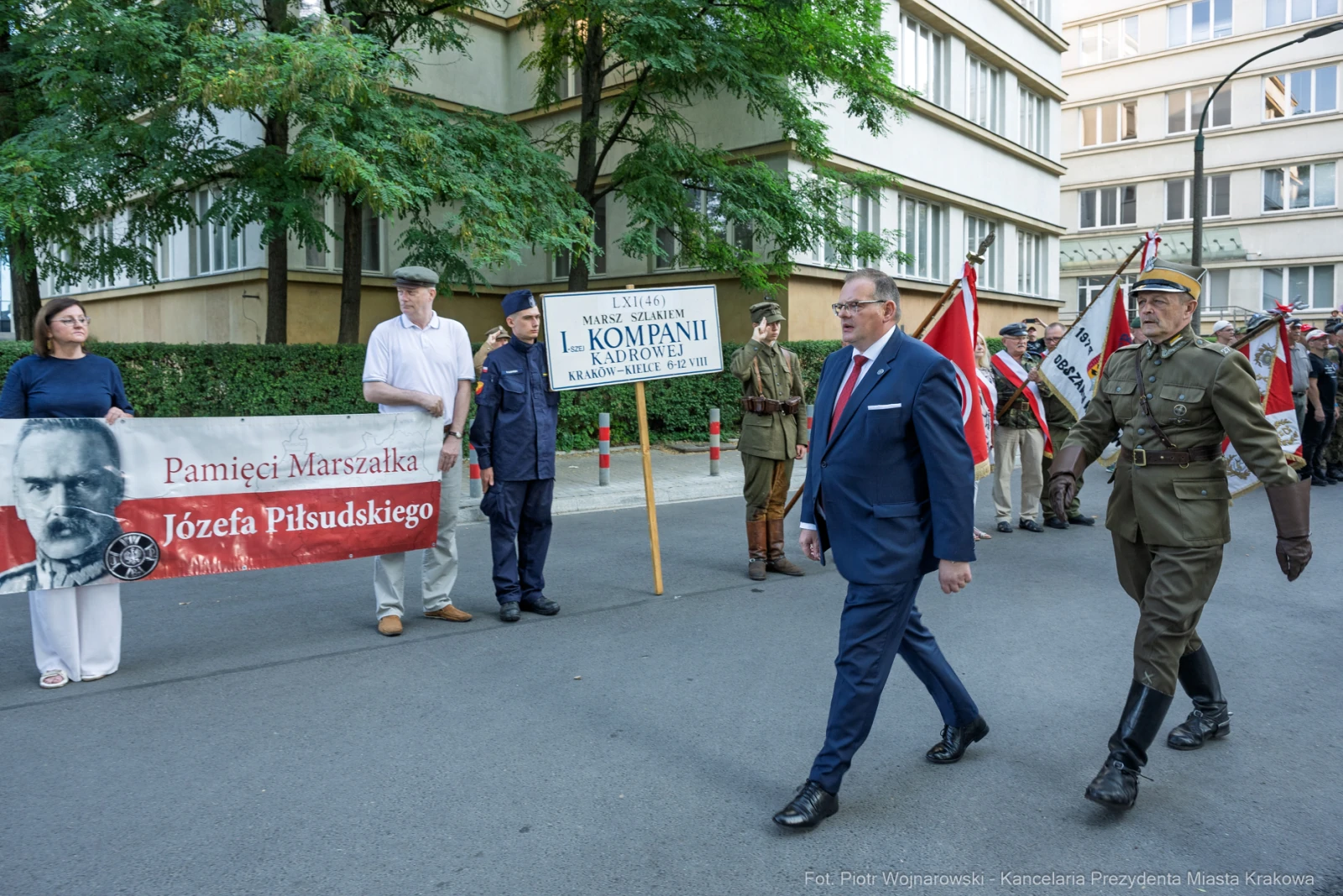 Marsz z flagami i transparentami upamiętniającymi Józefa Piłsudskiego.  Autor: Piotr Wojnarowski