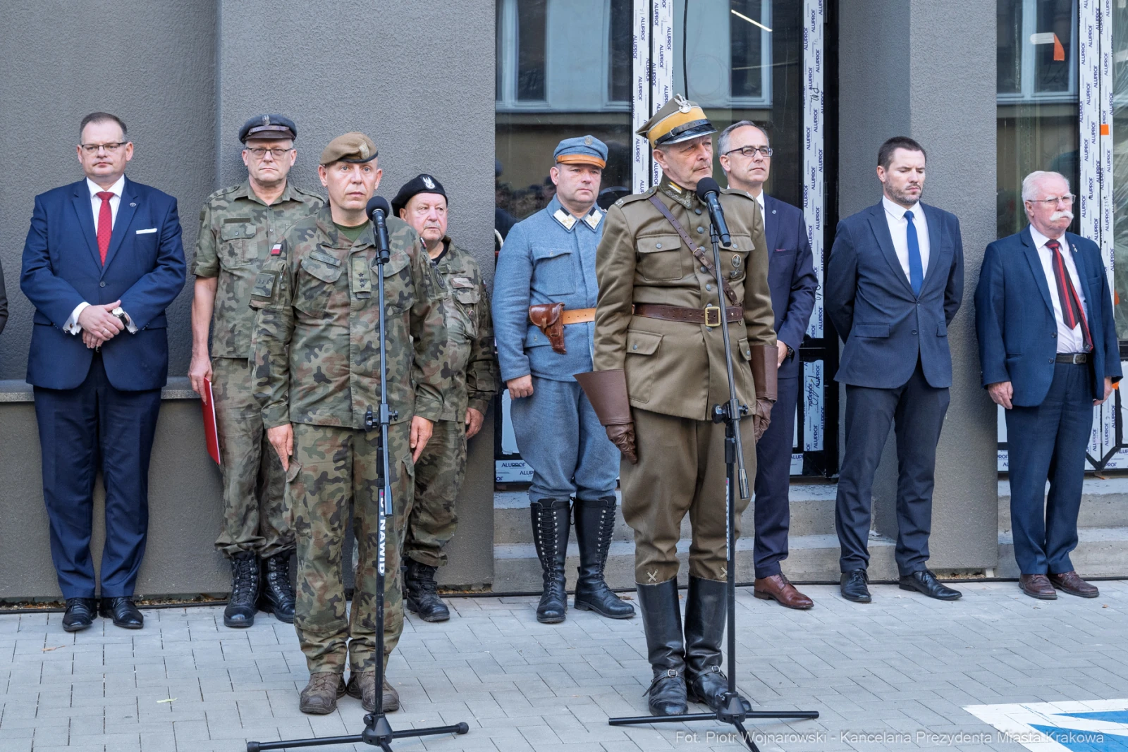 Uroczystość z udziałem wojskowych i cywilnych przedstawicieli w mundurach.  Autor: Piotr Wojnarowski