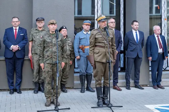 Uroczystość z udziałem wojskowych i cywilnych przedstawicieli w mundurach.