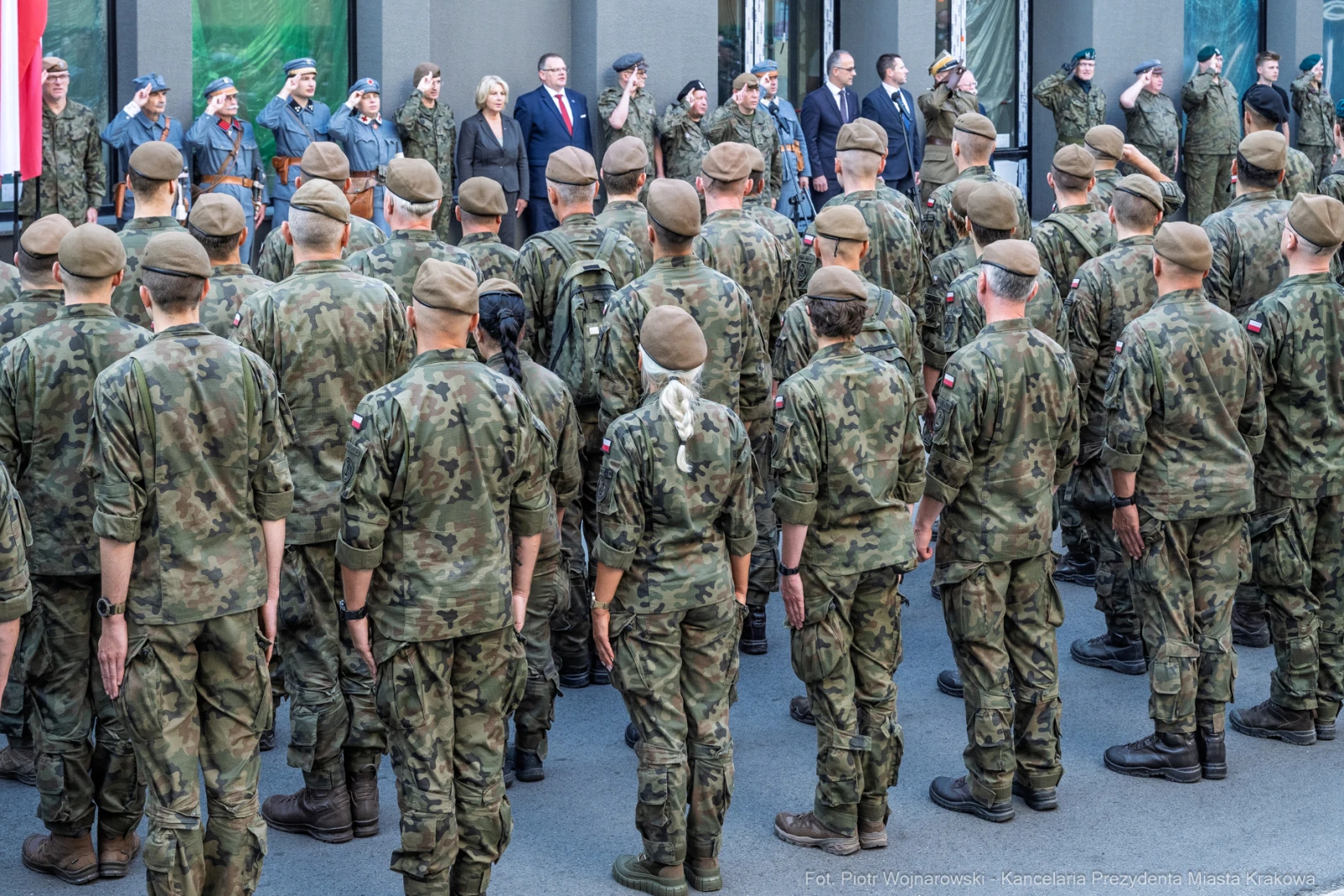 Ceremonia wojskowa z żołnierzami w mundurach i przedstawicielami władz.  Autor: Piotr Wojnarowski