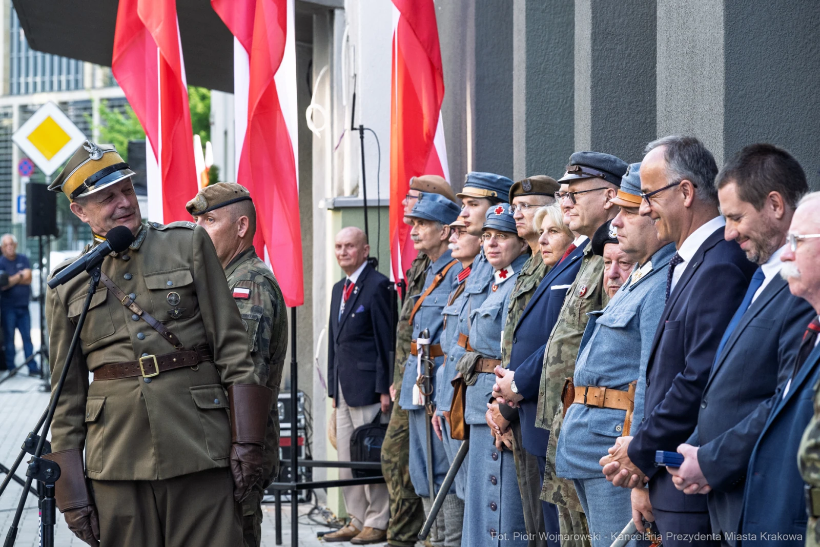 Uroczystość z udziałem żołnierzy i przedstawicieli władz, flagi Polski w tle.  Autor: Piotr Wojnarowski