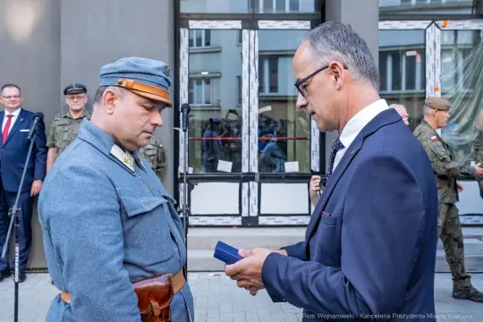Uroczystość wręczenia odznaczenia mężczyźnie w mundurze wojskowym.