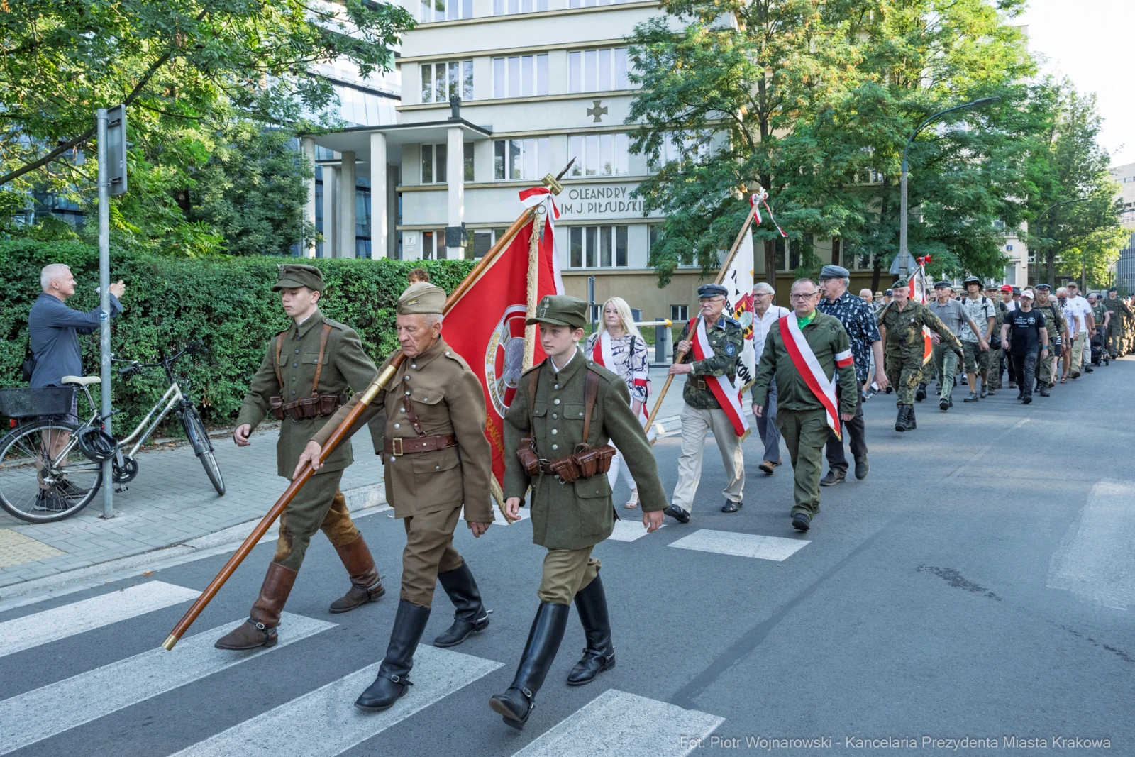 Marsz z flagami i sztandarami, uczestnicy w mundurach historycznych.  Autor: Piotr Wojnarowski
